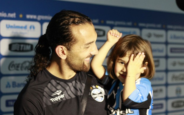 Pequena gremista &#39;invade&#39; treino na Arena e prevê três gols de Barcos (Foto: Diego Guichard / GLOBOESPORTE.COM)