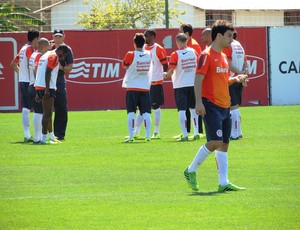 Clemer conversa com titulares do Inter, enquanto Scocco espera o treino (Foto: Tomás Hammes / GLOBOESPORTE.COM)