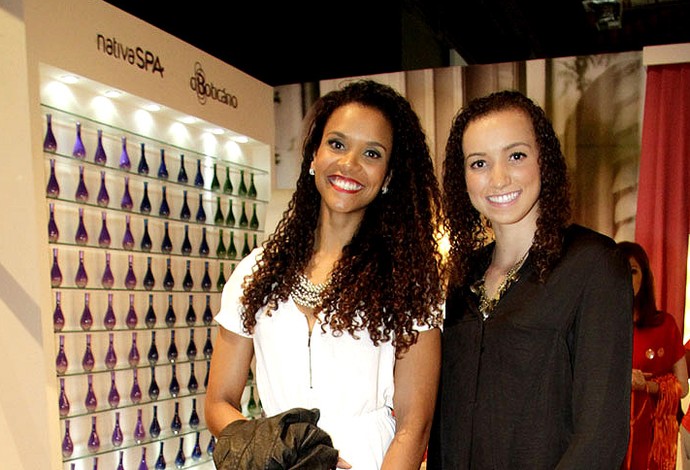 meninas do vôlei no lounge do Fashion Rio - Gabi e Amanda (Foto: Luciana Tancredo / Divulgação)