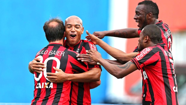 Luiz Alberto comemora gol do Atlético-pr contra o São Paulo (Foto: Heuler Andrey / Agência estado)