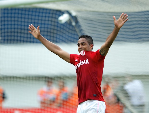 Jorge Henrique comemora primeiro gol do Inter (Foto: Alexandre Lops / Divugação Inter)