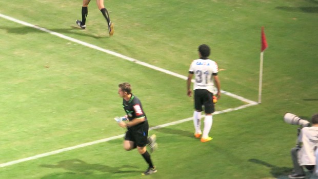 Copo Jogado pela torcida do Corinthians  (Foto: Edgard Maciel)