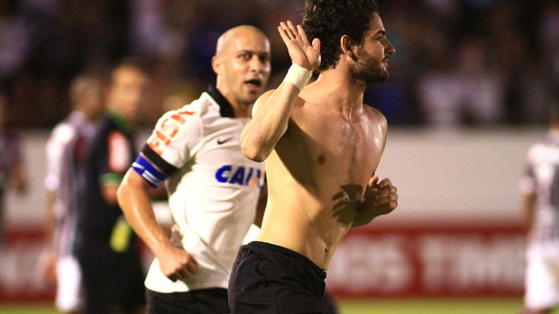 Alexandre Pato comemora gol do Corinthians contra o Fluminense (Foto: Denny Cesare / Agência estado)