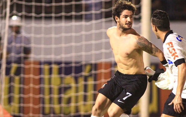 Alexandre Pato comemora gol do Corinthians contra o Fluminense (Foto: Denny Cesare / Futura Press)