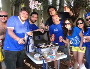 Churrasco em frente ao Mineirão (Foto: Marco Antônio Astoni)