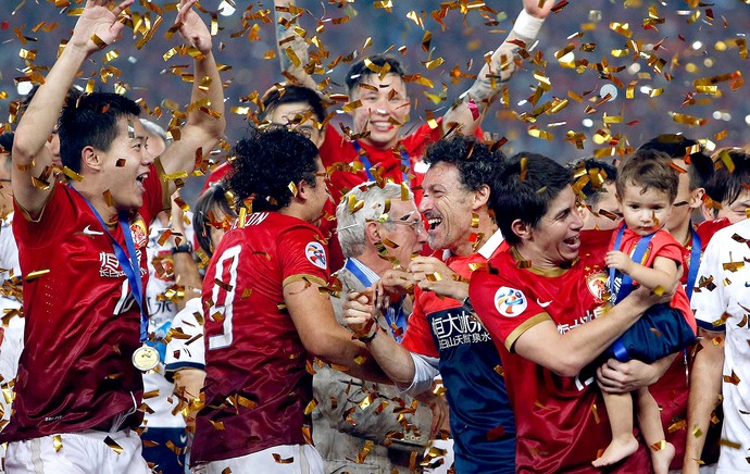 comemoração Guangzhou Evergrande troféu Ásia (Foto: Reuters)