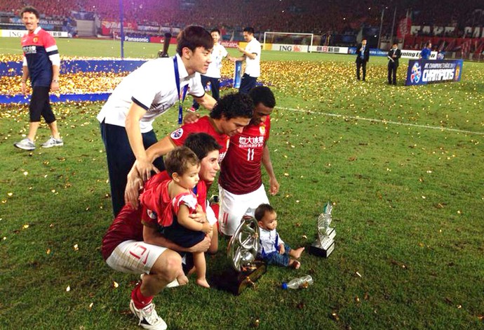 Conca, Muriqui e Elkeson comemoração Guangzhou Evergrande troféu Ásia (Foto: Arquivo Pessoal)