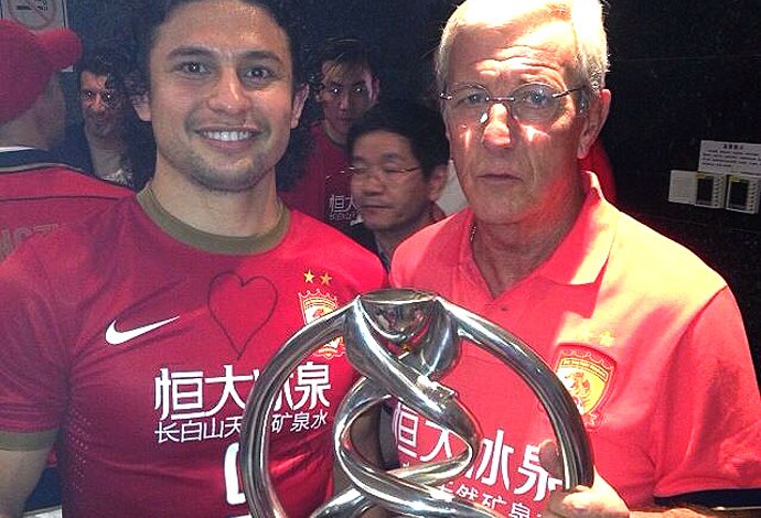 Marcello Lippi e Elkeson comemoração Guangzhou Evergrande troféu Ásia (Foto: Arquivo Pessoal)