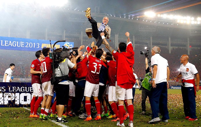 Marcello Lippi comemoração Guangzhou Evergrande troféu Ásia (Foto: Reuters)