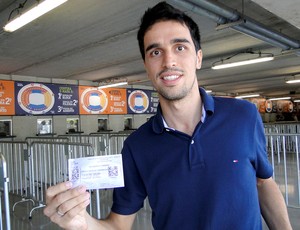 Guilherme Ribeiro, torcedor cruzeirense que comprou ingresso na torcida do Grêmio (Foto: Gabriel Medeiros)