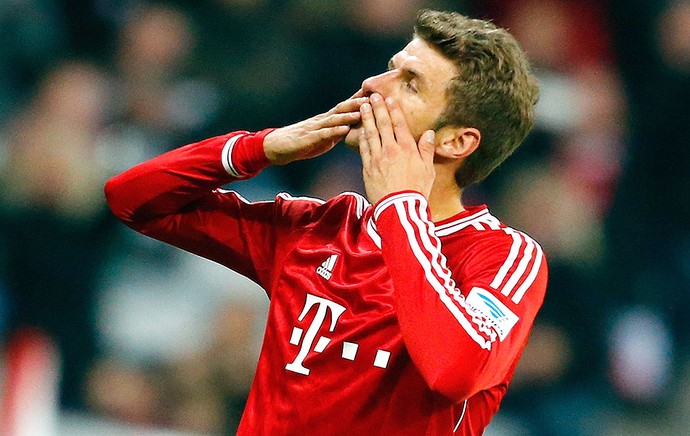  Thomas Muller comemoração Bayern de Munique contra Augsburg (Foto: Reuters)