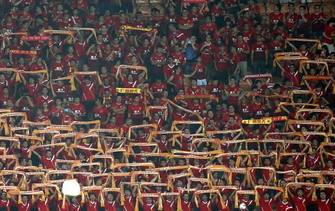 torcida Guangzhou Evergrande (Foto: Reprodução/Sina.com)