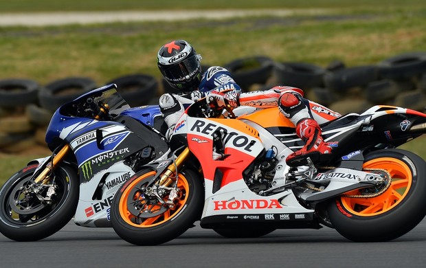 Jorge Lorenzo olha para Marc Márquez após o toque dos dois na saída dos boxes (Foto: AFP)