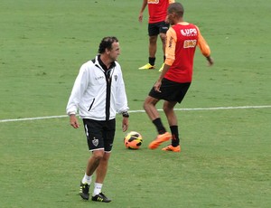 Cuca comanda treino do Atlético-MG (Foto: Leonardo Simonini)