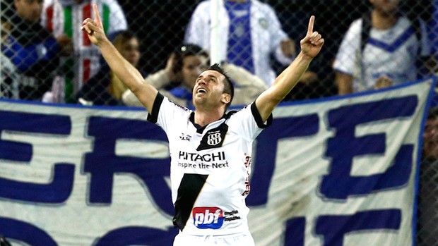 Elias comemora gol da Ponte Preta contra o Vélez (Foto: Agência Reuters)