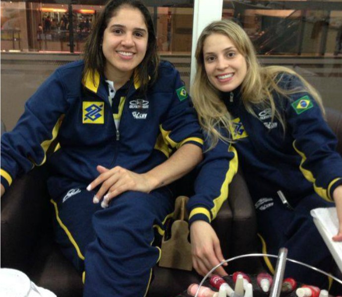 Natália e Camila Brait fazem as unhas antes de embarcar (Foto: Reprodução/Facebook)