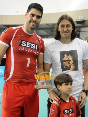 Evandro recebe Troféu das mãos de Cássio (Foto: Divulgação/Sesi-SP)