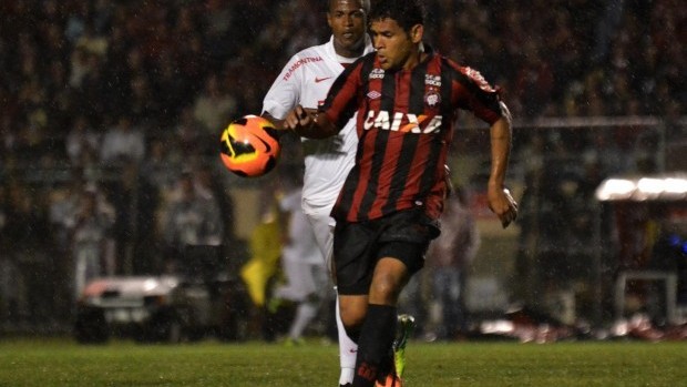 Ederson Atlético-PR x Internacional (Foto: Gustavo Oliveira / Site oficial do Atlético-PR)