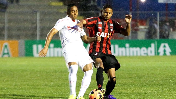 Deivid do Atletico PR e Jorge Henrique do internacional (Foto: Joka Madruga / Futura Press)