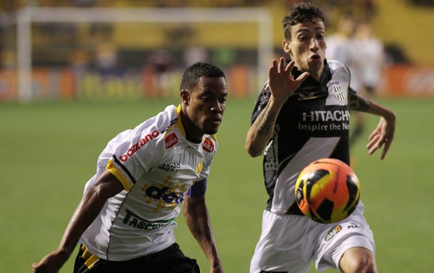 Lins do Criciúma e Rildo da Ponte Preta (Foto: Fernando Ribeiro / Ag. Estado)