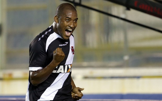 Edmilson gol Vasco x Coritiba (Foto: Rui Porto Filho / Agência Estado)