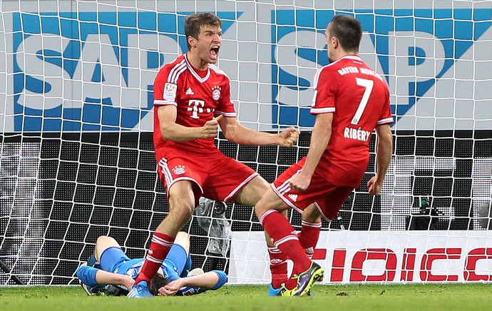 Müller e Ribéry comemoram gol do Bayern (Foto: AFP)