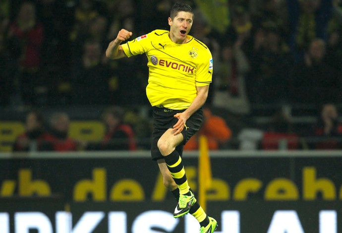 Lewandowski comemora gol do Borussia Dormtund contra o Stuttgart (Foto: Agência Reuters)