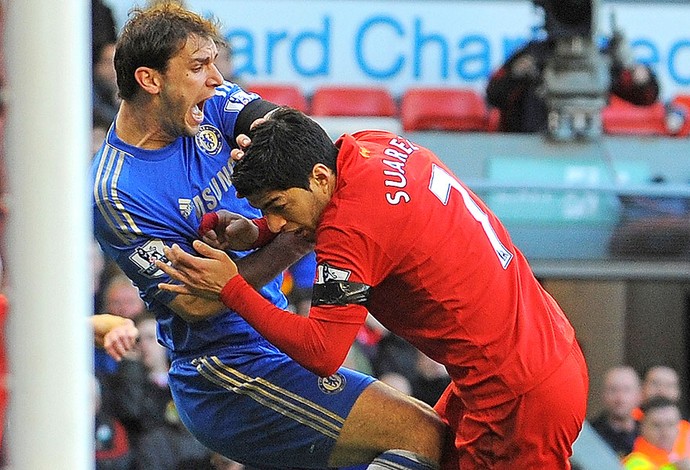 Suarez Ivanovic jogo Liverpool Chelsea (Foto: AFP)