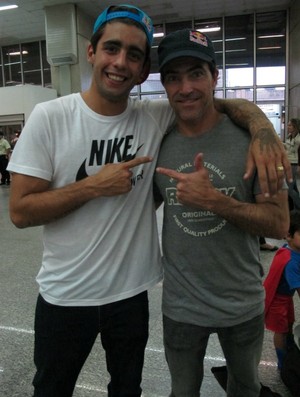 Pedro Scooby e Carlos Burle no desembarque no Rio de Janeiro (Foto: Thierry Gozzer/Globoesporte.com)