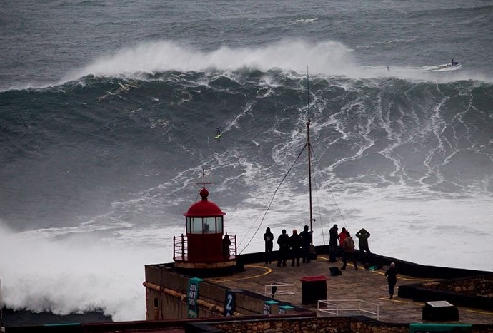 Onda gigante surfada por Pedro Scooby em Nazaré, Portugal (Foto: Arquivo Pessoal/Pedro Scooby)