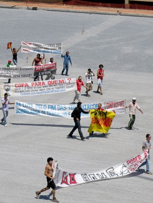 Manifestantes na Arena Pantanal (Foto: Felippe Costa)