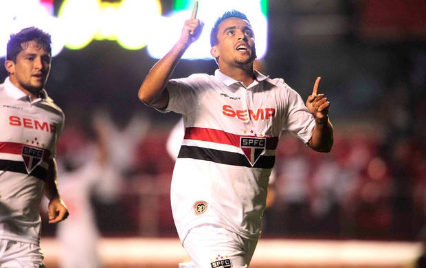 Jadson comemora gol do São Paulo contra o Nacional de Medellín (Foto: Marcos Ribolli)