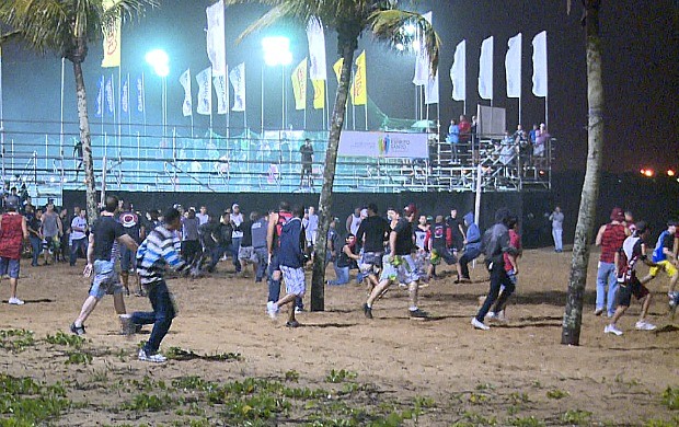 Briga entre torcedores de Vasco e Flamengo, na Praia de Camburi, em Vitória (Foto: Reprodução/TV Gazeta)