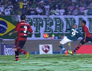 Welinton Júnior - lance de pânalti - Goiás x Flamengo (Foto: Reprodução / TV Anhanguera)