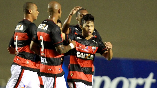 Fabio Lima gol Atlético-GO x Avaí (Foto: Carlos Costa / Ag. Estado)