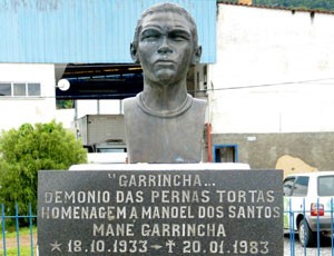 Busto de Garrincha em Pau Grande (Foto: Vicente Seda)