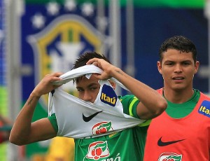 Neymar e Thiago Silva (Foto: EFE)