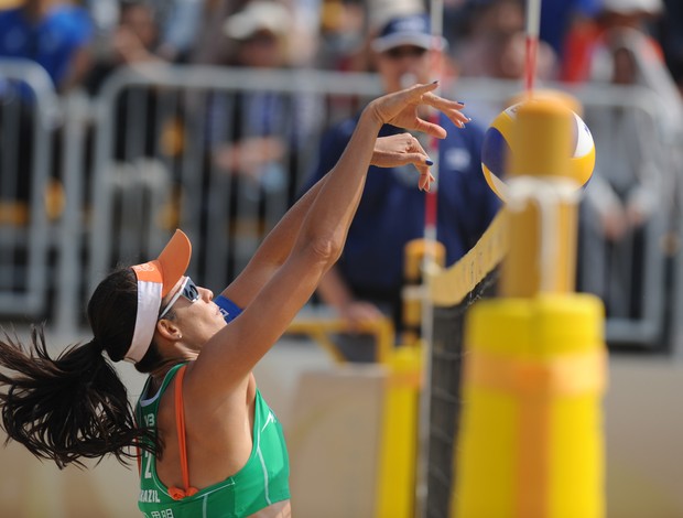 Talita tenta o bloqueio durante a final contra as americanas (Foto: Divulgação)