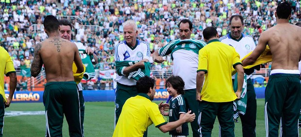 Jogadores atuais do Palmeiras trocam camisas com ídolos do passado  (Foto: Marcos Ribolli / Globoesporte.com)