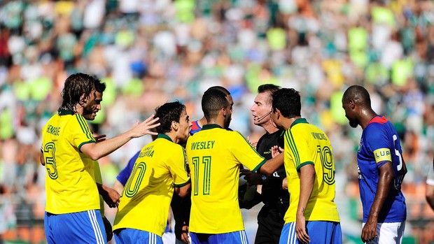 confusão Palmeiras São Caetano série B (Foto: Marcos Ribolli / Globoesporte.com)