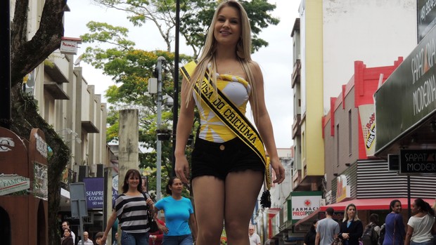 Nani Gazinski musa Criciúma praça Nereu Ramos (Foto: João Lucas Cardoso)