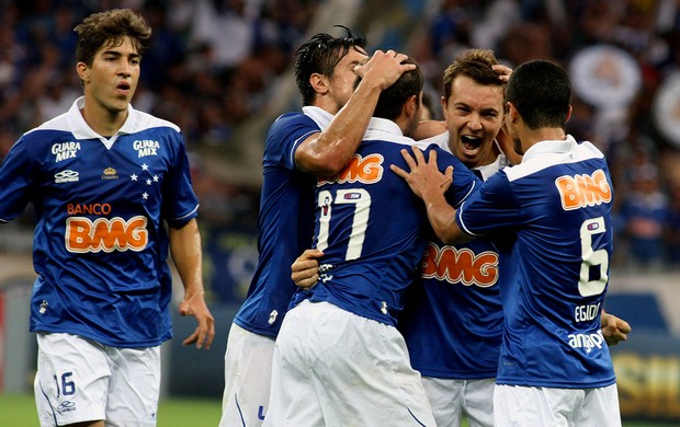 Everton Ribeiro Dagoberto Cruzeiro gol criciúma (Foto: Paulo Fonseca / Agência Estado)