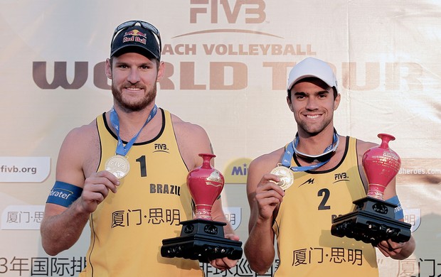 vôlei de praia Alison e Vitor Felipe Xiamen medalha (Foto: Divulgação / FIVB)