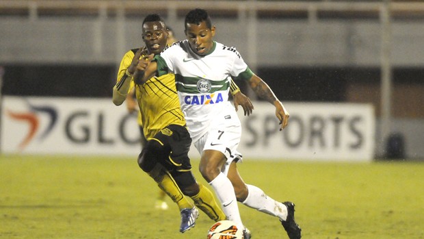 Vitor Junior Itaguí e Coritiba (Foto: Agência EFE)