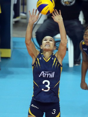 Fernandinha, levantadora do Campinas no jogo contra o Sesi (Foto: Felipe Christ/Amil/Divulgação)