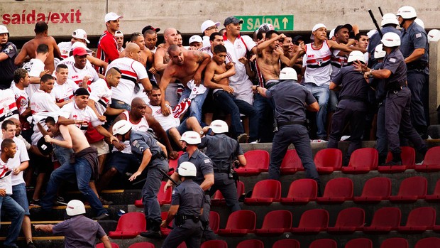 briga SÃO PAULO E CORINTHIANS (Foto: Léo Pinheiro/Futura Press/Agência Estado)