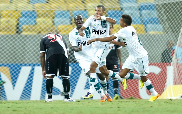 Amaral comemora gol do Goiás contra o Vasco (Foto: Alexandre Cassiano / Agência o Globo)