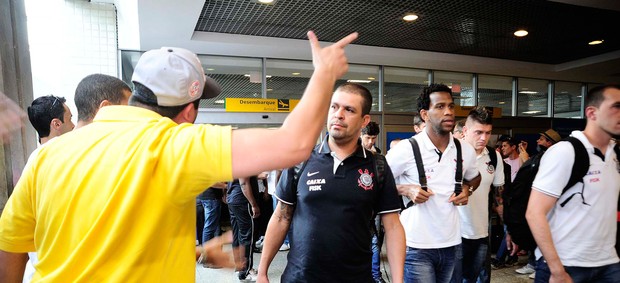 torcida protesto desembarque Corinthians (Foto: Marcos Ribolli)