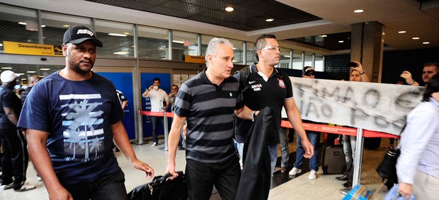 tite torcida protesto desembarque Corinthians (Foto: Marcos Ribolli)