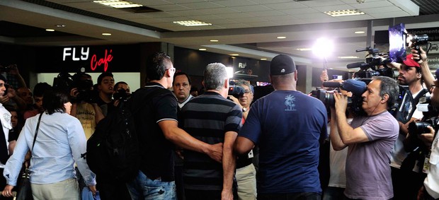 tite torcida protesto desembarque Corinthians (Foto: Marcos Ribolli)